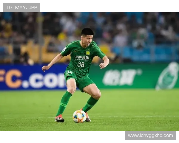 王刚邓捷夫同场首发 年龄差距超一倍